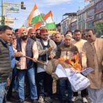 देहरादून : कांग्रेस के  अध्यक्ष सी पी शर्मा पर  हुए जानलेवा हमले के विरोध में कांग्रेस कार्यकर्ताओं ने  भाजपा सरकार का पुतला दहन किया