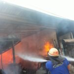 देहरादून : कबाड़ी मार्केट में एक गोदाम में लगी आग