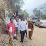 रुद्रप्रयाग : श्री केदारनाथ यात्रा मार्ग में जाम में फंसे यात्रियों को जिला प्रशासन की ओर से वितरित किए गए  फूड पैकेट