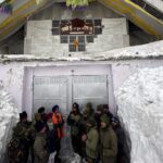 चमोली : सेना के जवानों ने पैदल मार्ग से बर्फ हटाकर हेमकुंड साहिब तक पैदल आवाजाही की सुचारू