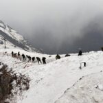 चमोली : हेमकुंड साहिब यात्रा मार्ग पर सेना के जवानों ने 4 किमी बर्फ हटाकर आवाजाही की सुचारु