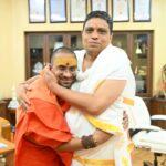 महामंडलेश्वर स्वामी सत्यश्रेयानंद गिरि जी महाराज ने आचार्य बालकृष्ण जी महाराज से लिया आशीर्वाद